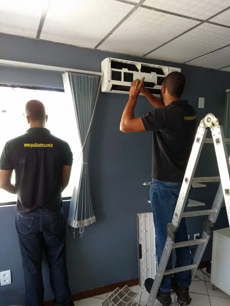 Equipe da Qualli elétrica efetuando a instalação de ar-condicionado Split em uma sala empresarial de Salvador.